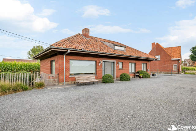 Villa te-koop in Oostrozebeke
