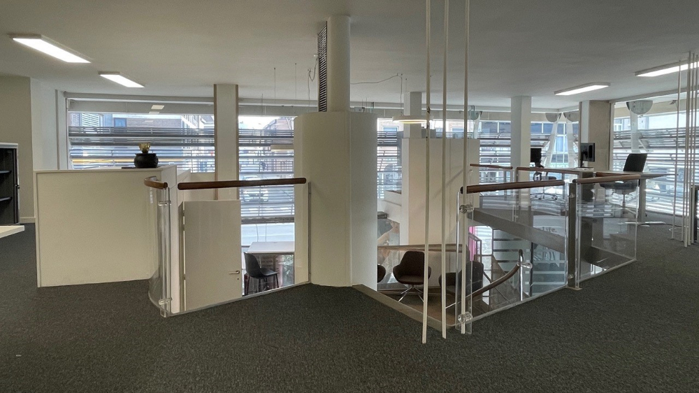 Instapklaar en polyvalent handelspand/kantoor te huur op TOPLOCATIE