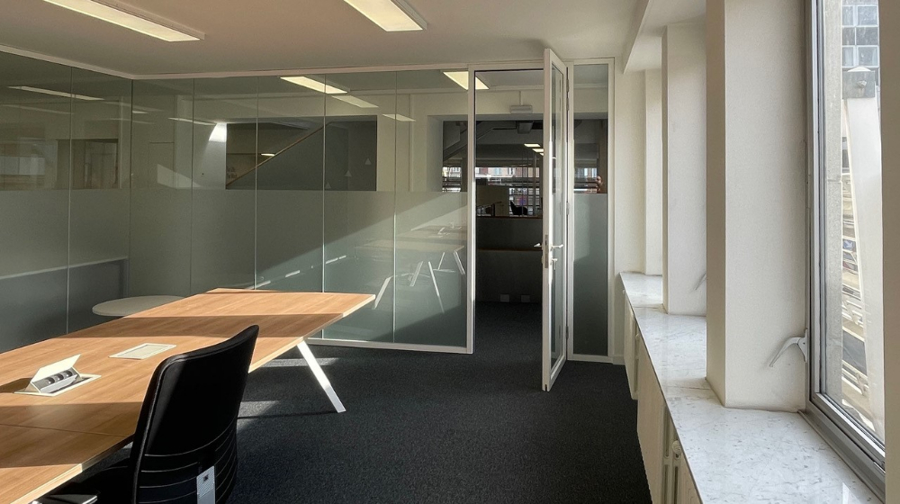Instapklaar en polyvalent handelspand/kantoor te huur op TOPLOCATIE