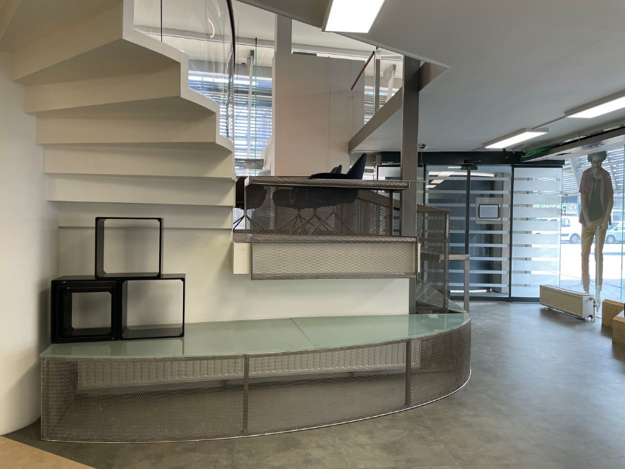 Instapklaar en polyvalent handelspand/kantoor te huur op TOPLOCATIE