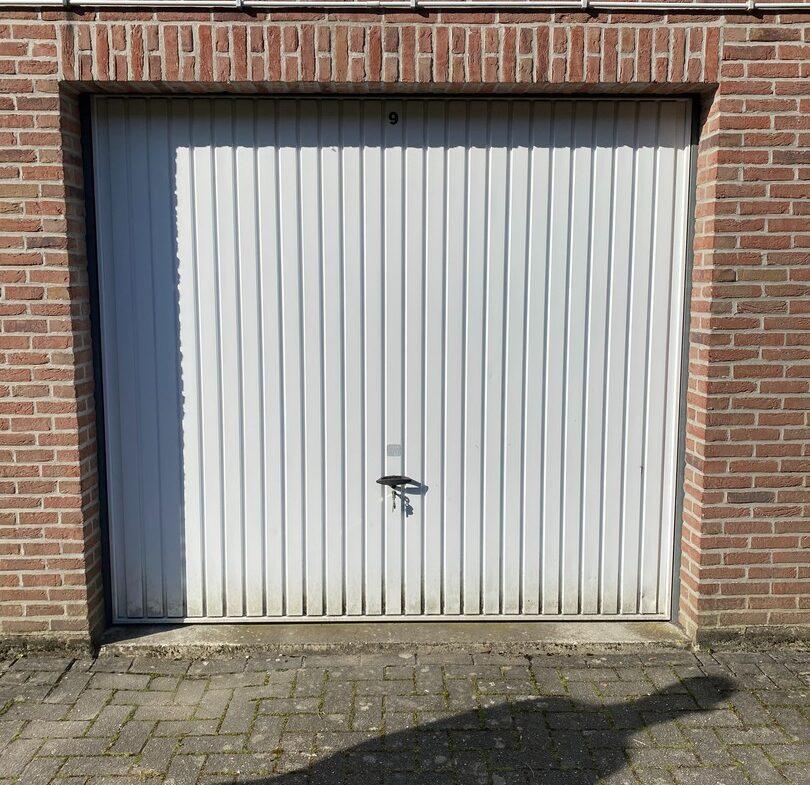 810