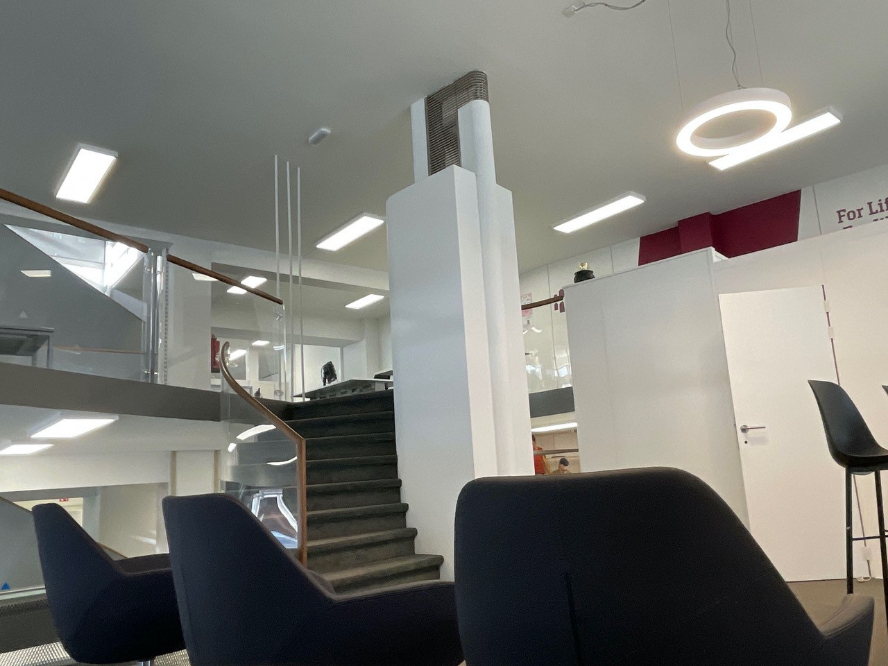 Instapklaar en polyvalent handelspand/kantoor te huur op TOPLOCATIE