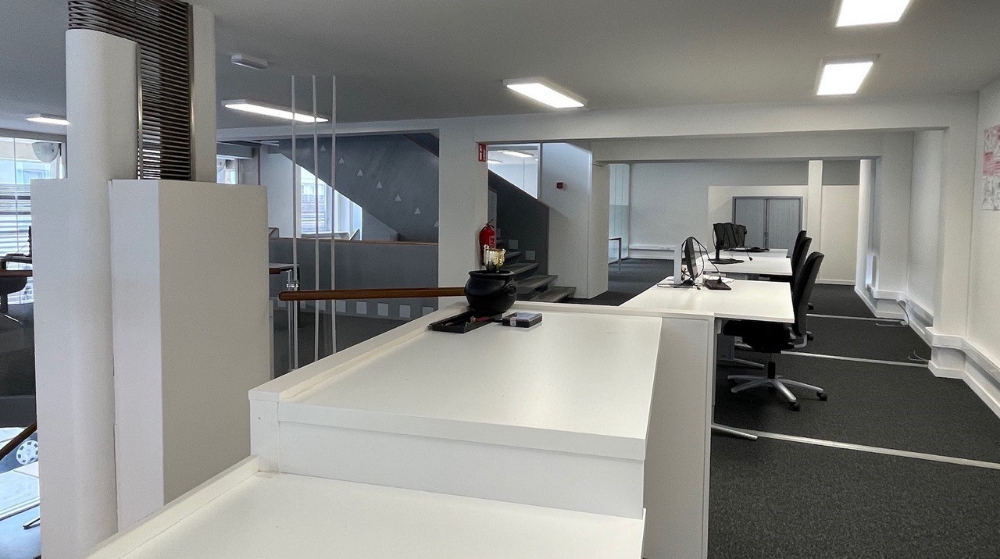 Instapklaar en polyvalent handelspand/kantoor te huur op TOPLOCATIE