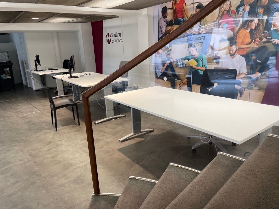 Instapklaar en polyvalent handelspand/kantoor te huur op TOPLOCATIE
