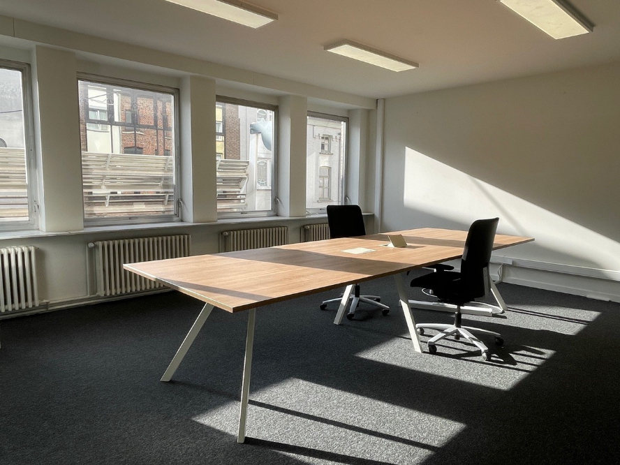Instapklaar en polyvalent handelspand/kantoor te huur op TOPLOCATIE