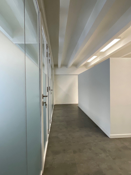 Instapklaar en polyvalent handelspand/kantoor te huur op TOPLOCATIE