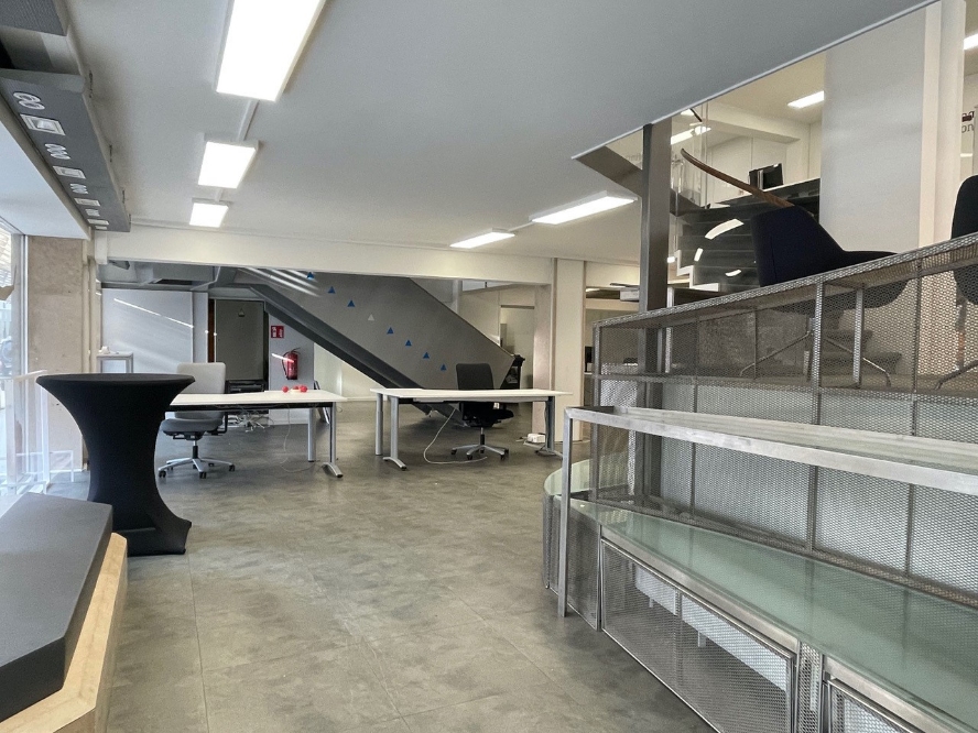 Instapklaar en polyvalent handelspand/kantoor te huur op TOPLOCATIE