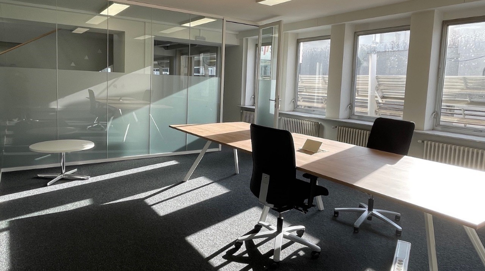 Instapklaar en polyvalent handelspand/kantoor te huur op TOPLOCATIE