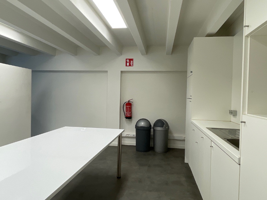 Instapklaar en polyvalent handelspand/kantoor te huur op TOPLOCATIE