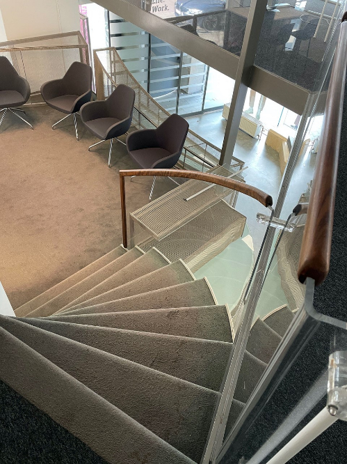 Instapklaar en polyvalent handelspand/kantoor te huur op TOPLOCATIE