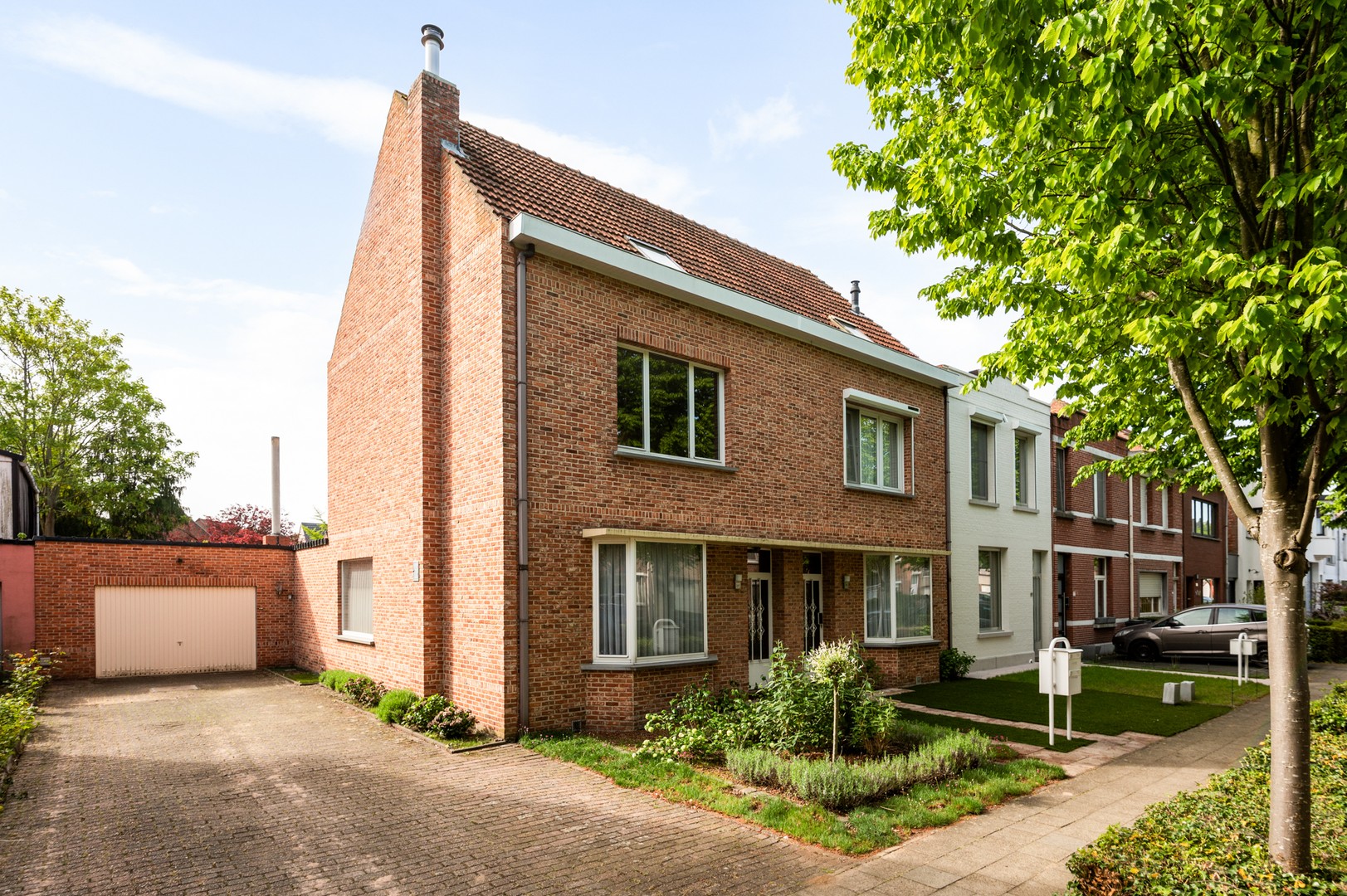 Woning met 4 slpk, garage en zuidgerichte tuin