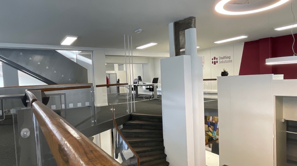 Instapklaar en polyvalent handelspand/kantoor te huur op TOPLOCATIE