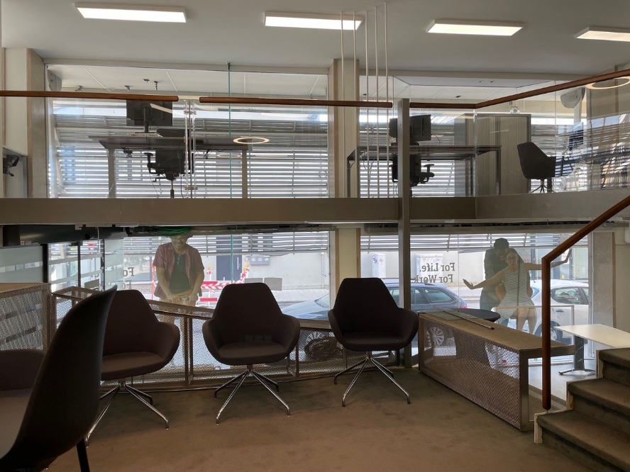 Instapklaar en polyvalent handelspand/kantoor te huur op TOPLOCATIE