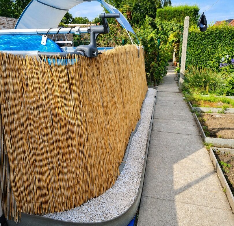 810
