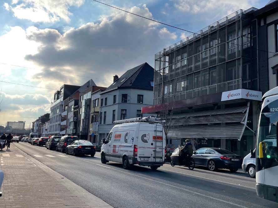 Instapklaar en polyvalent handelspand/kantoor te huur op TOPLOCATIE