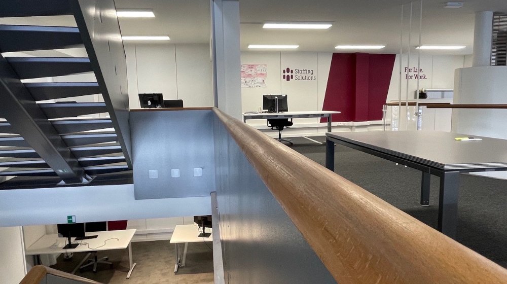 Instapklaar en polyvalent handelspand/kantoor te huur op TOPLOCATIE