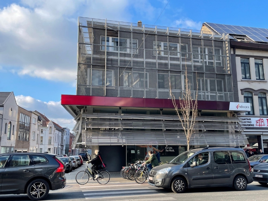 Instapklaar en polyvalent handelspand/kantoor te huur op TOPLOCATIE
