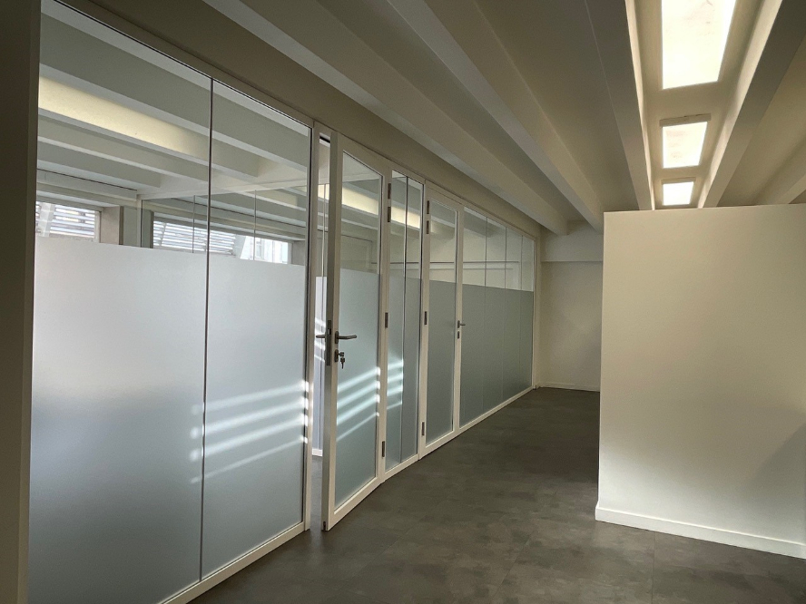 Instapklaar en polyvalent handelspand/kantoor te huur op TOPLOCATIE