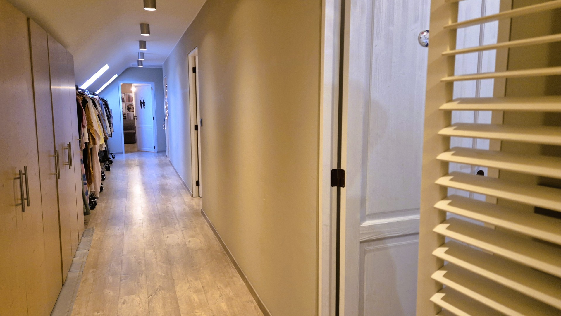 Rustig gelegen landelijke villa met extra kangoeroewoning.  EPC label B.  Opp 2076m². (Ref.17076)