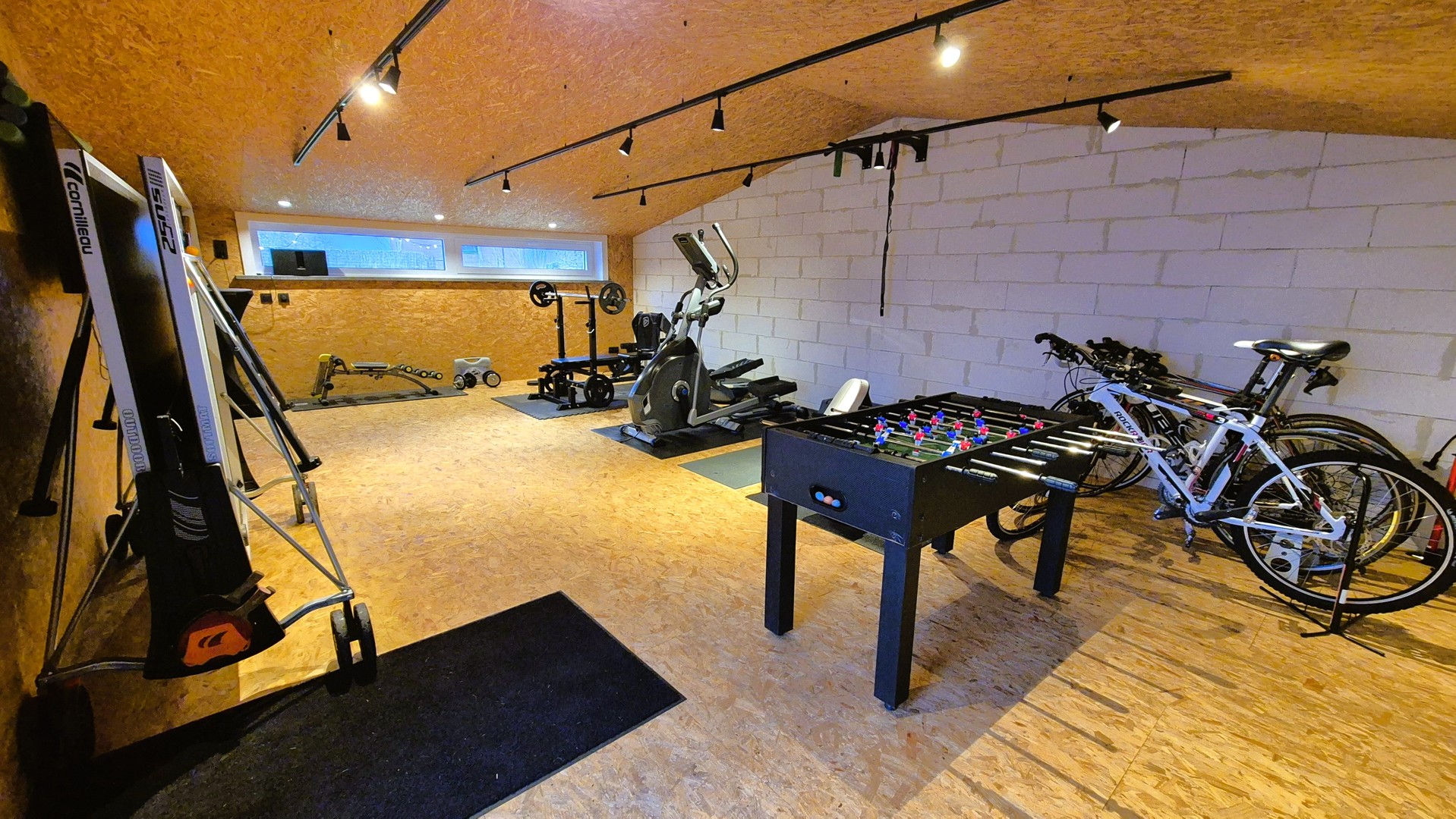 Rustig gelegen landelijke villa met extra kangoeroewoning.  EPC label B.  Opp 2076m². (Ref.17076)
