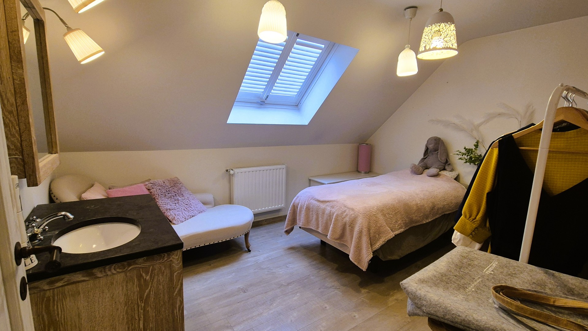 Rustig gelegen landelijke villa met extra kangoeroewoning.  EPC label B.  Opp 2076m². (Ref.17076)