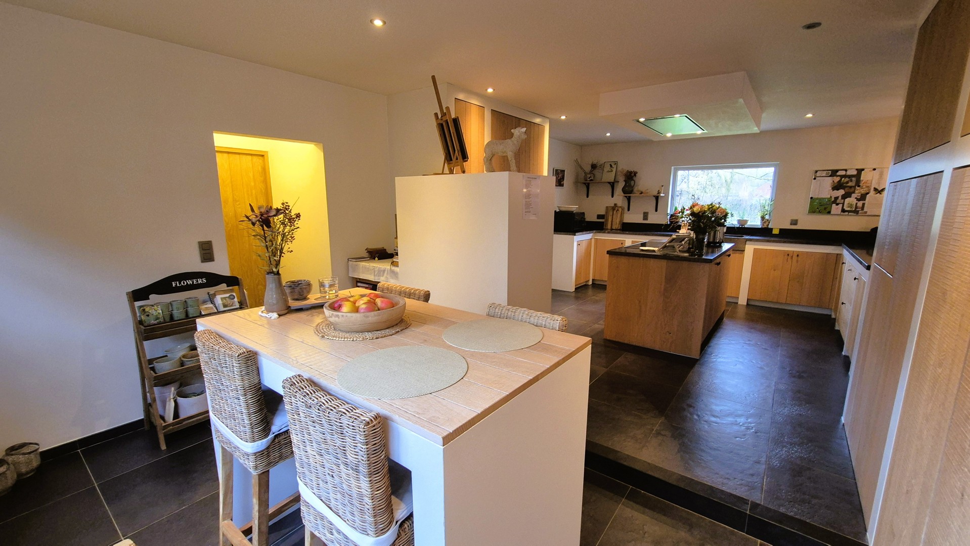 Rustig gelegen landelijke villa met extra kangoeroewoning.  EPC label B.  Opp 2076m². (Ref.17076)