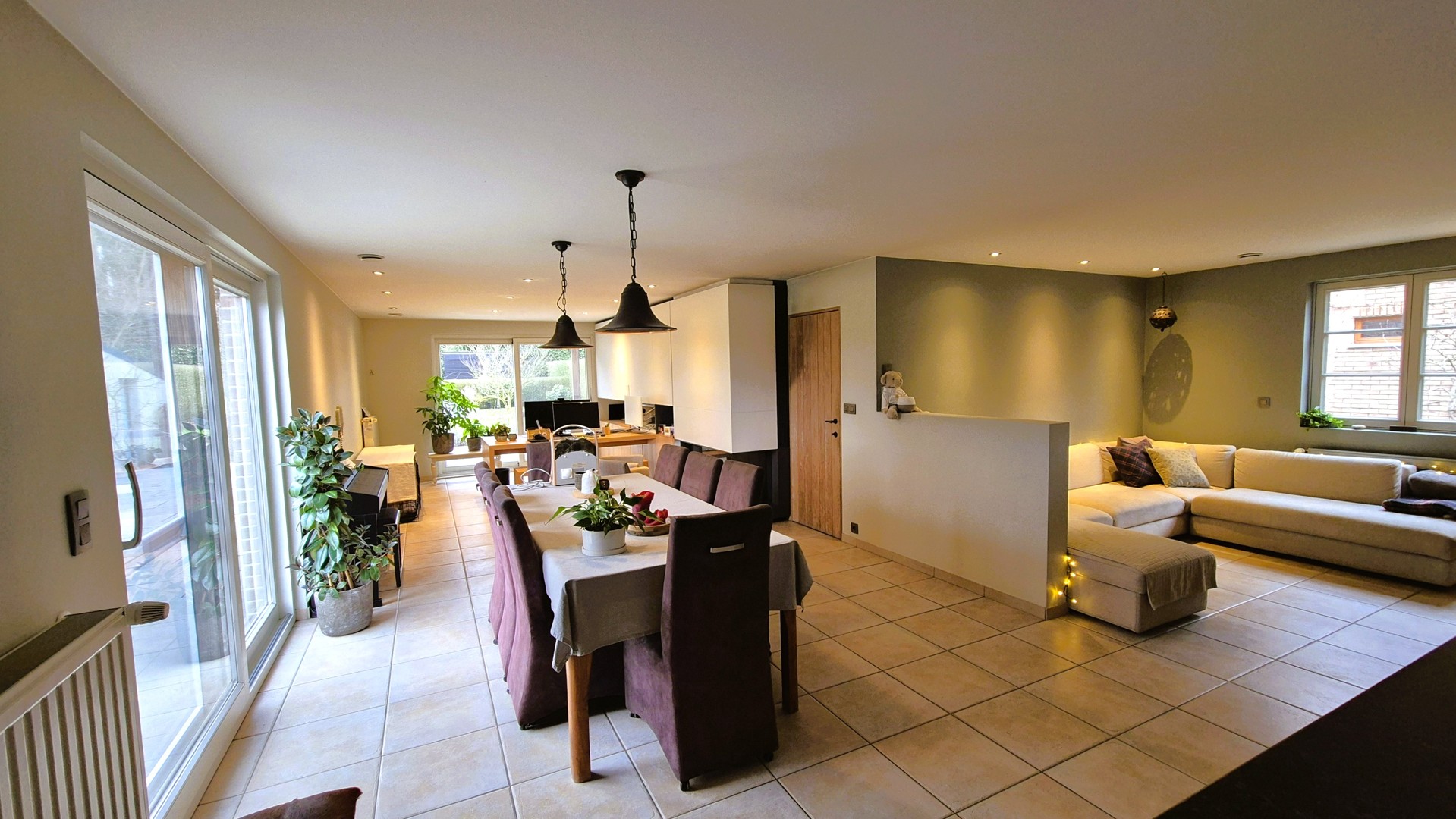 Rustig gelegen landelijke villa met extra kangoeroewoning.  EPC label B.  Opp 2076m². (Ref.17076)
