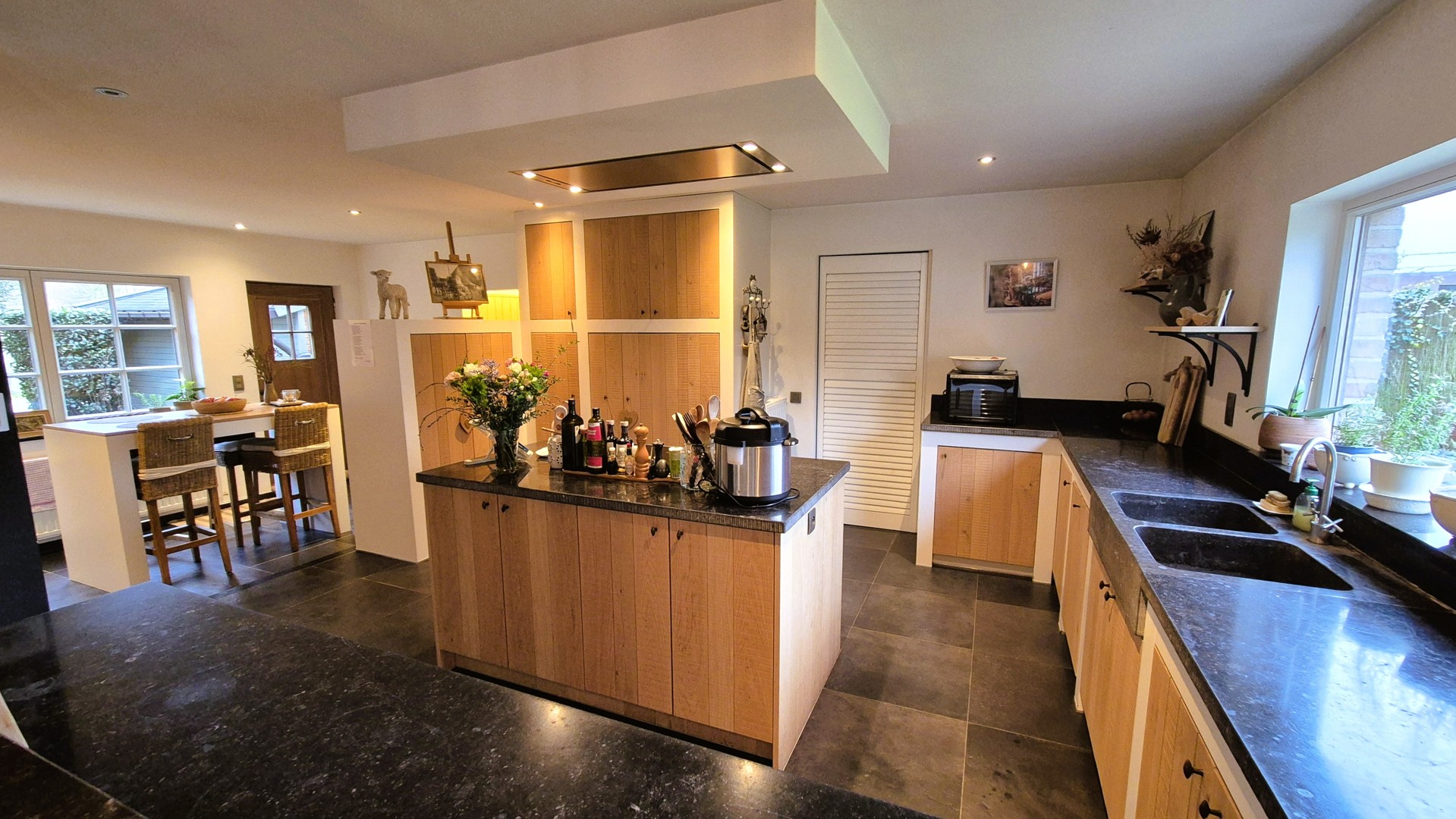 Rustig gelegen landelijke villa met extra kangoeroewoning.  EPC label B.  Opp 2076m². (Ref.17076)