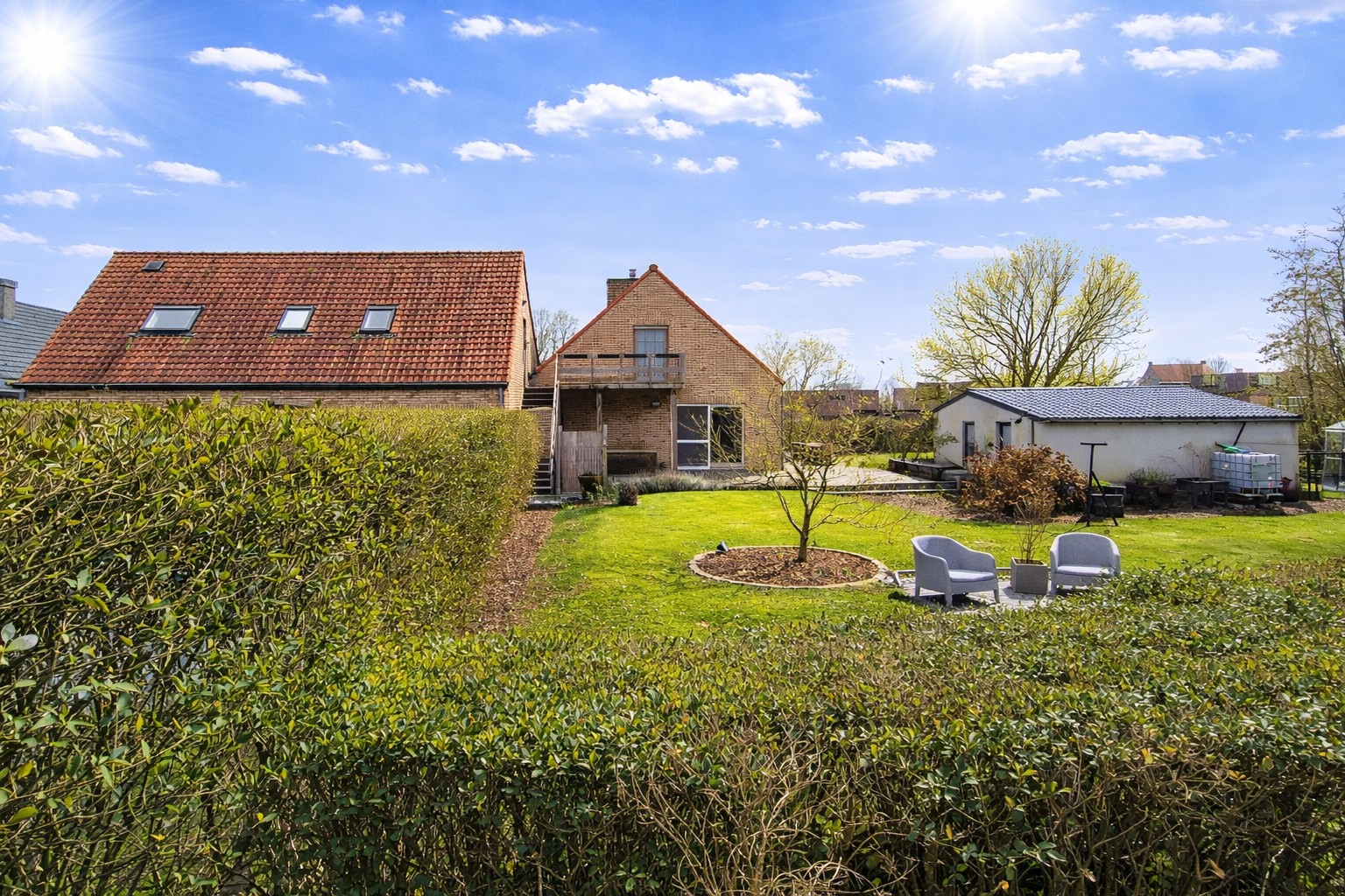 Rustig gelegen landelijke villa met extra kangoeroewoning.  EPC label B.  Opp 2076m². (Ref.17076)