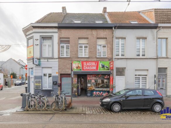 Opbrengsteigendom met woonst te koop op toplocatie langs de Brusselsesteenweg Gent