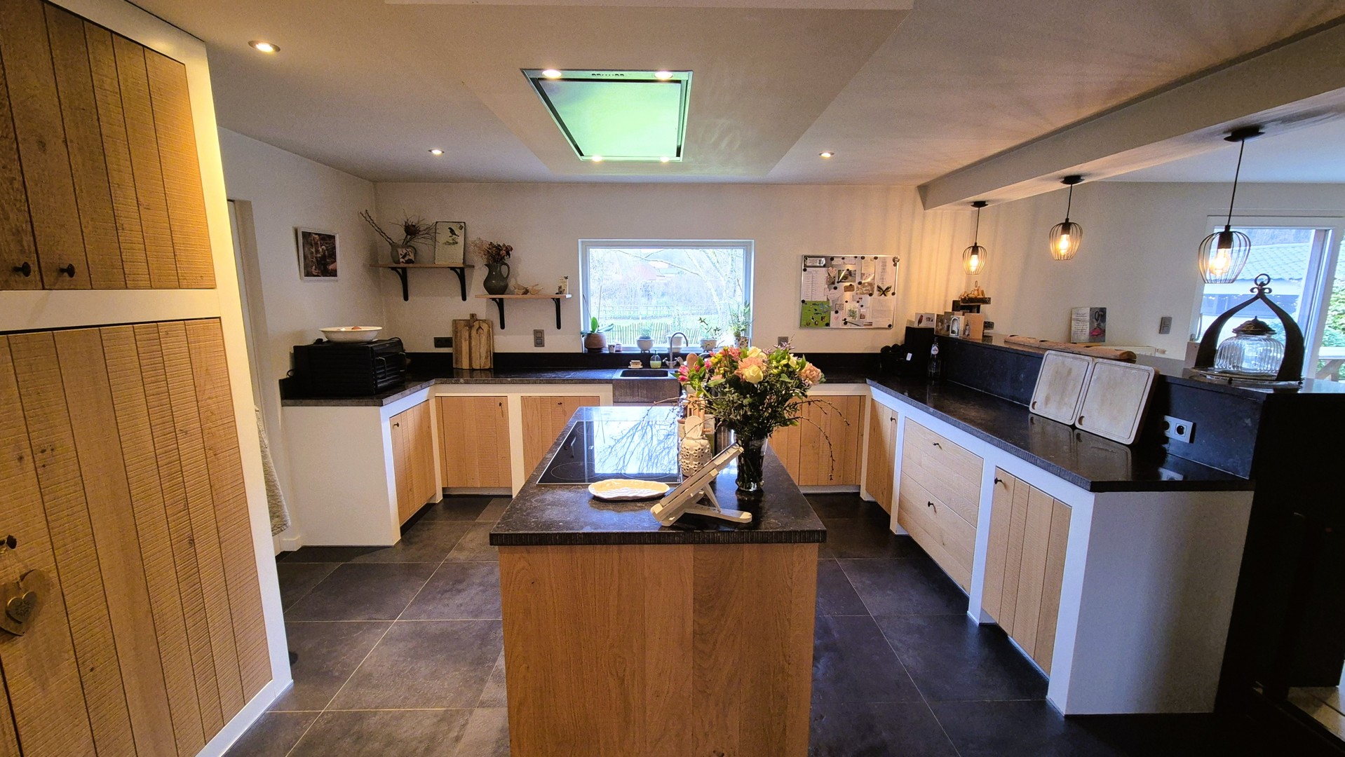 Rustig gelegen landelijke villa met extra kangoeroewoning.  EPC label B.  Opp 2076m². (Ref.17076)