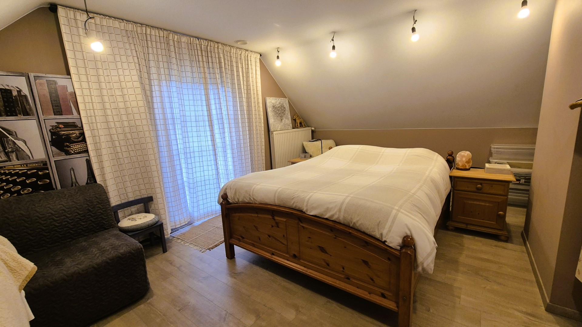 Rustig gelegen landelijke villa met extra kangoeroewoning.  EPC label B.  Opp 2076m². (Ref.17076)