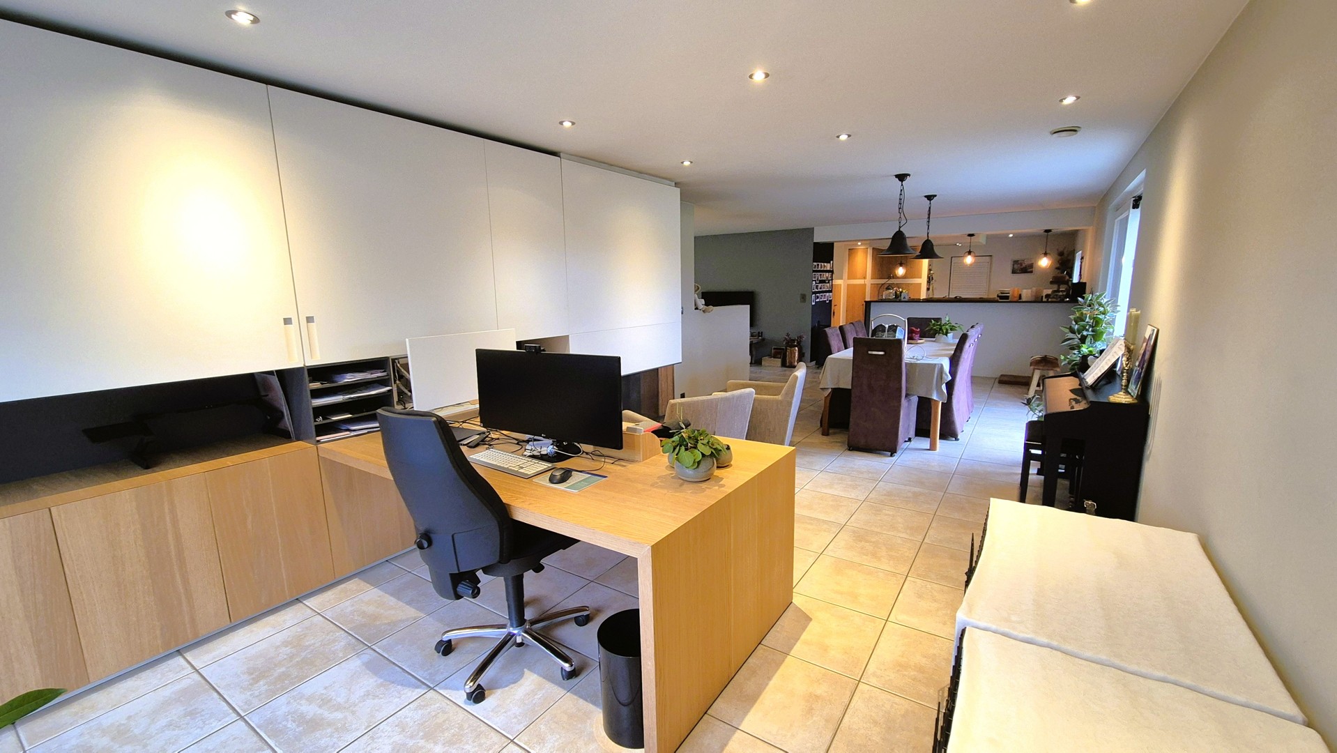 Rustig gelegen landelijke villa met extra kangoeroewoning.  EPC label B.  Opp 2076m². (Ref.17076)