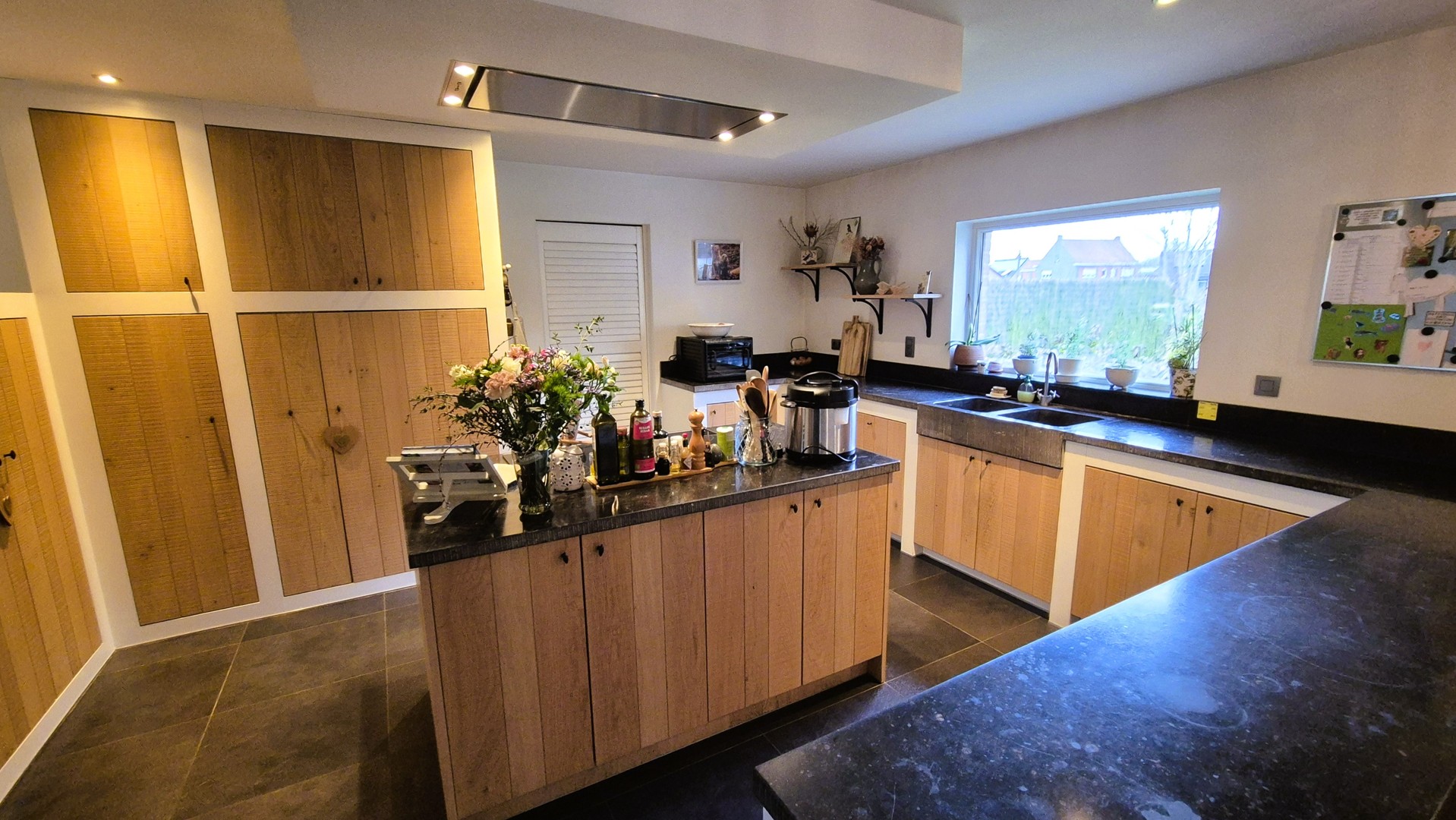 Rustig gelegen landelijke villa met extra kangoeroewoning.  EPC label B.  Opp 2076m². (Ref.17076)