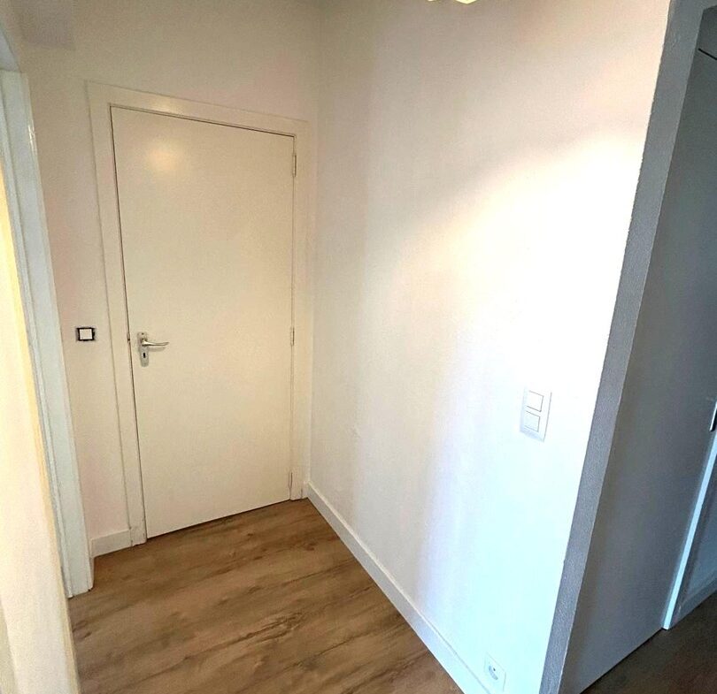 810
