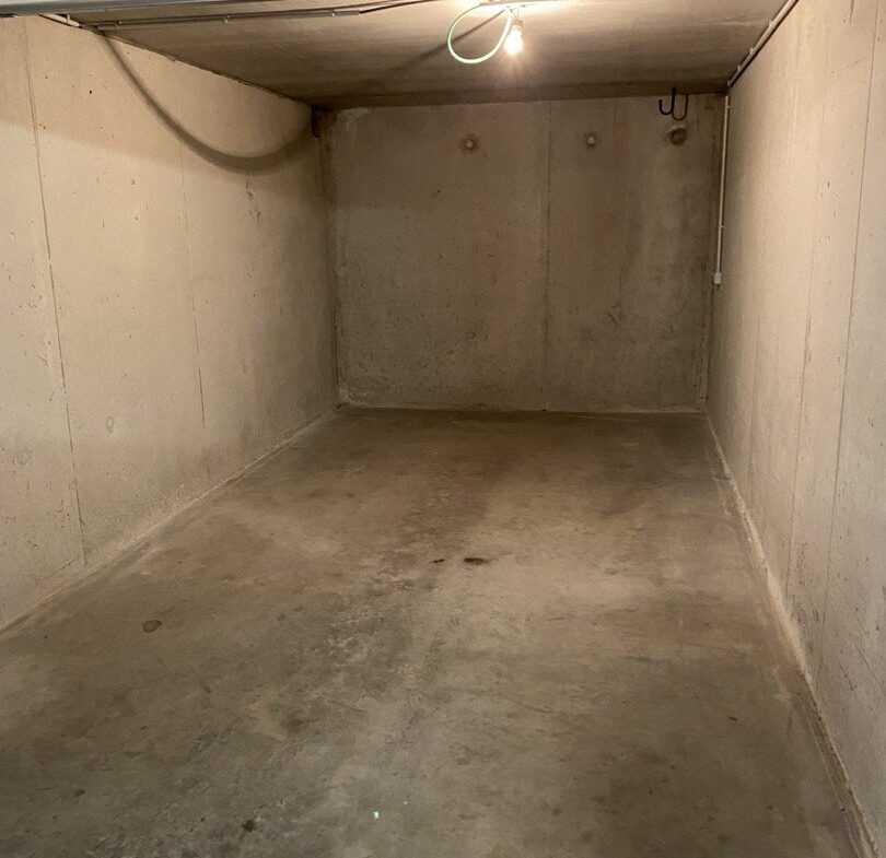 810