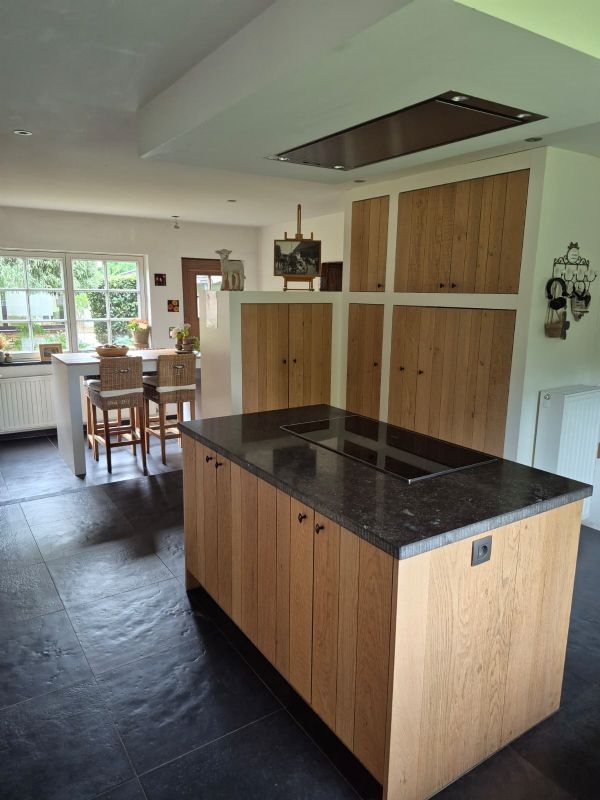 Rustig gelegen landelijke villa met extra kangoeroewoning.  EPC label B.  Opp 2076m². (Ref.17076)