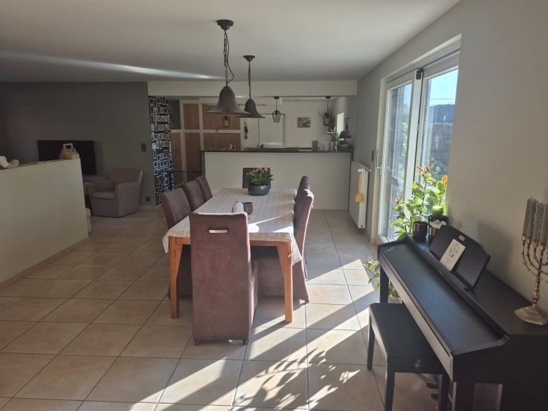 Rustig gelegen landelijke villa met extra kangoeroewoning.  EPC label B.  Opp 2076m². (Ref.17076)
