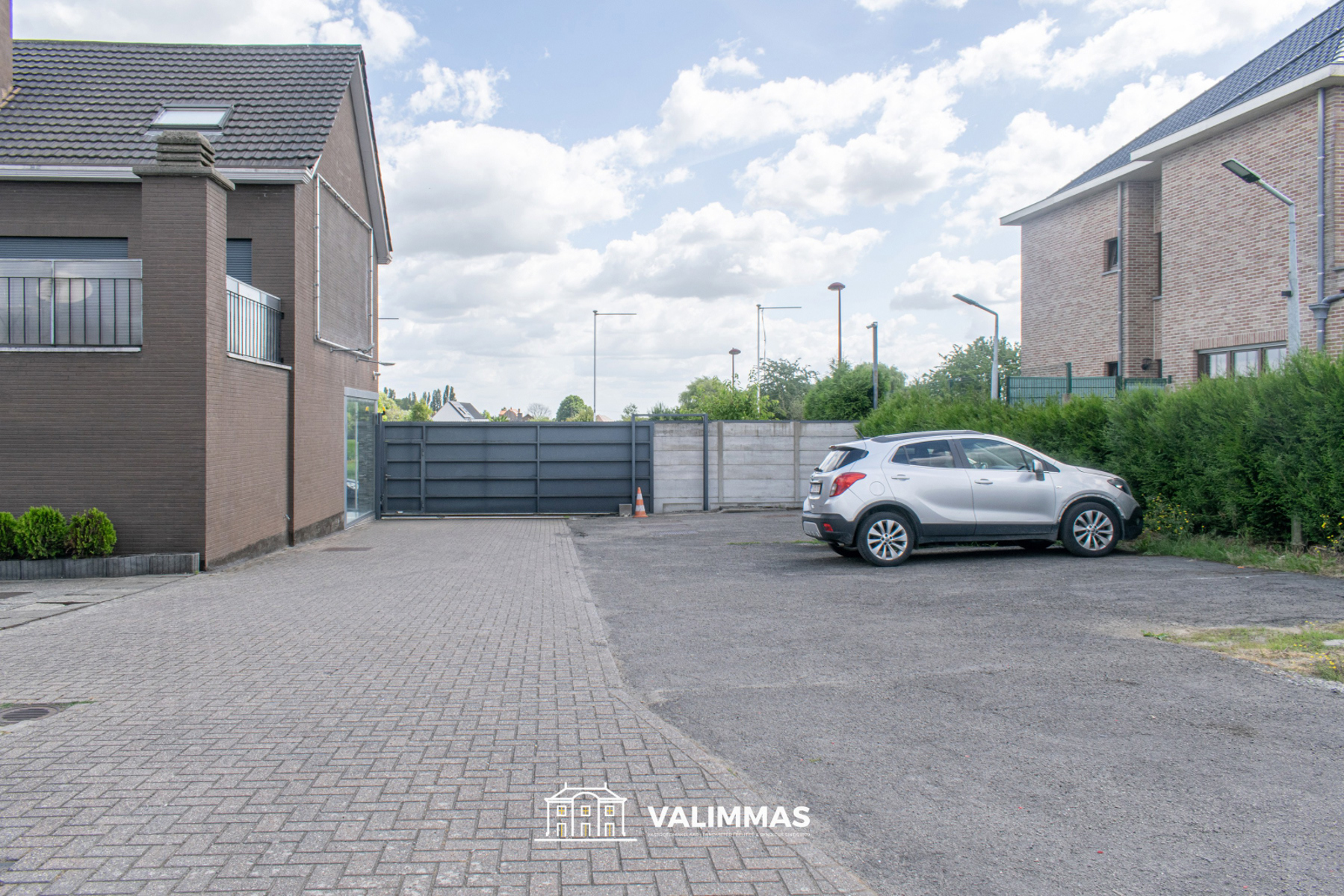 Handelsruimte / showroom met opslagplaats en parking…