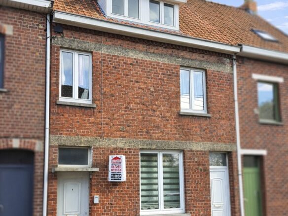 Enorm ruime gezinswoning met keuken, badkamer, 5 slaapkamers en een zonnige tuin.  Opp 381m².  (Ref.17101)