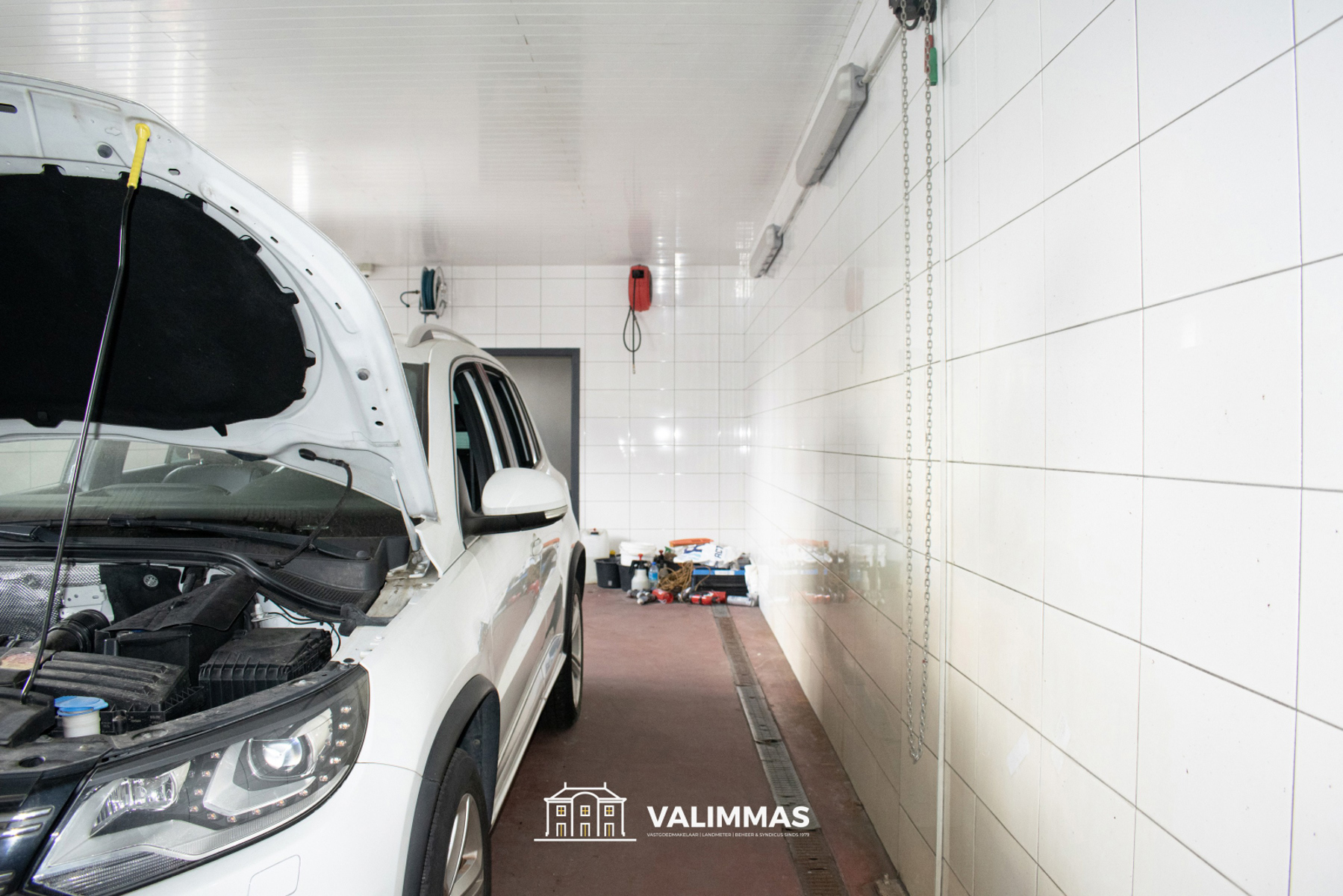 Handelsruimte / showroom met opslagplaats en parking…