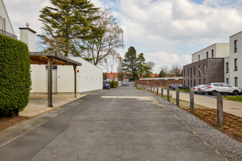 Roeselare-stadsrand : Trendy kantoorruimte van100-125m² in een recent gebouw met mogelijkheid tot huren van autostaanplaatsen.