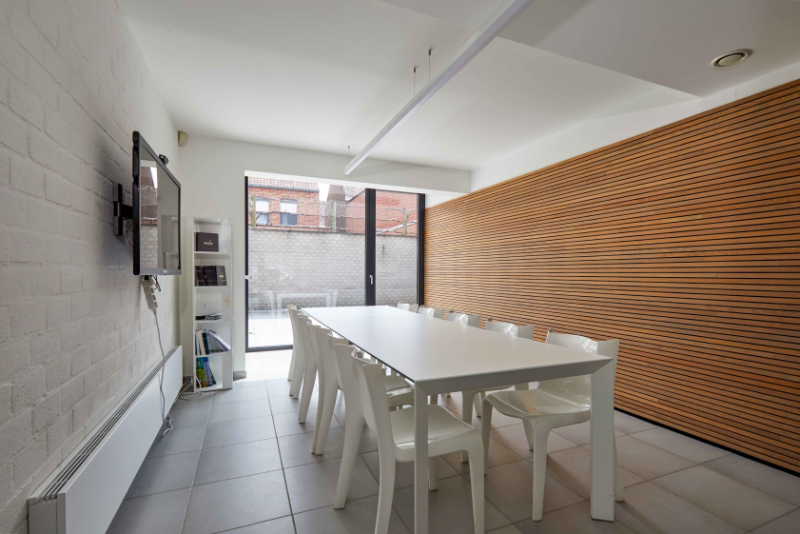 Roeselare-stadsrand : Trendy kantoorruimte van100-125m² in een recent gebouw met mogelijkheid tot huren van autostaanplaatsen.