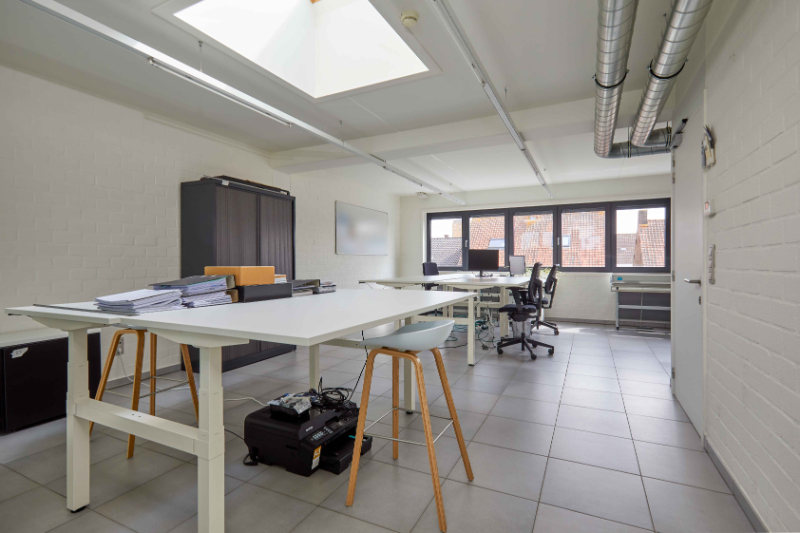 Roeselare-centrum. Trendy kantoorruimte met diensten te huur vanaf 1 persoon op een uistekende locatie. Voor starters of tijdelijke verhuis.