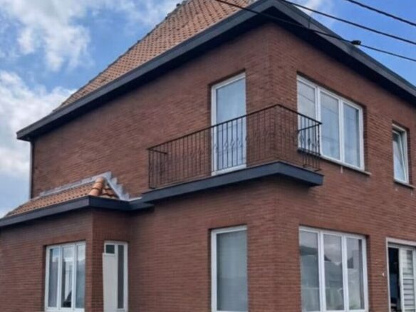 Prachtig gelegen grote woning met oprit, living, keuken, badkamer, 4 slaapkamers en achtertuin. (Ref. 17175)