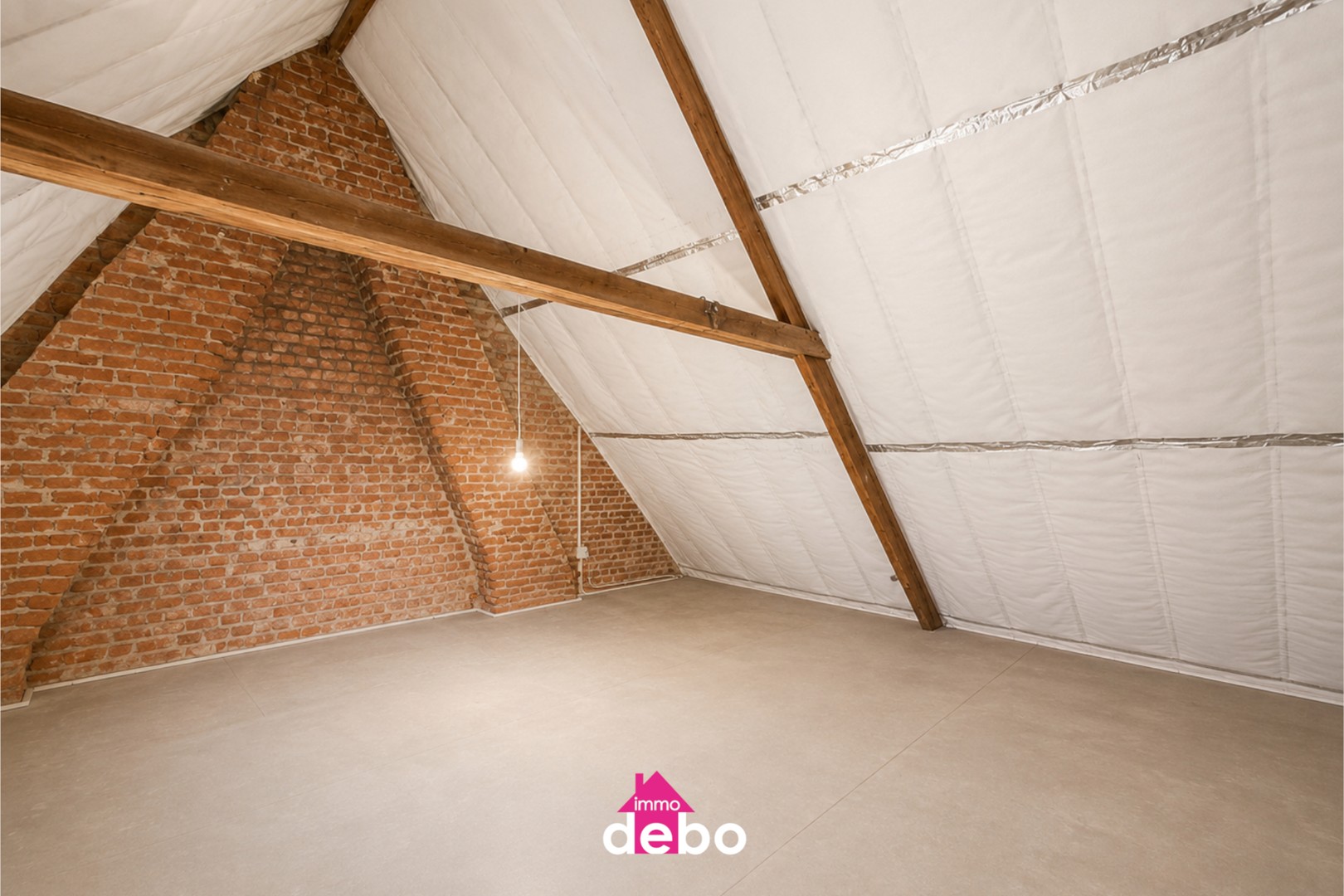 Gezinswoning met garage, 2 slaapkamers, zolder en tuin op wandelafstand van het centrum