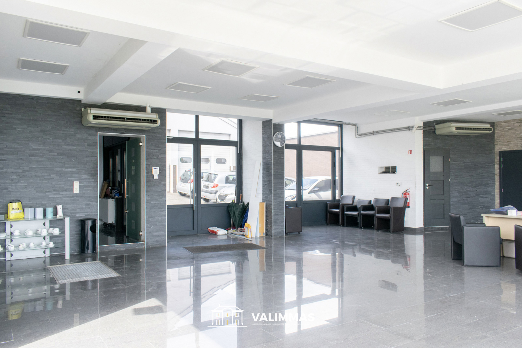 Handelsruimte / showroom met opslagplaats en parking…