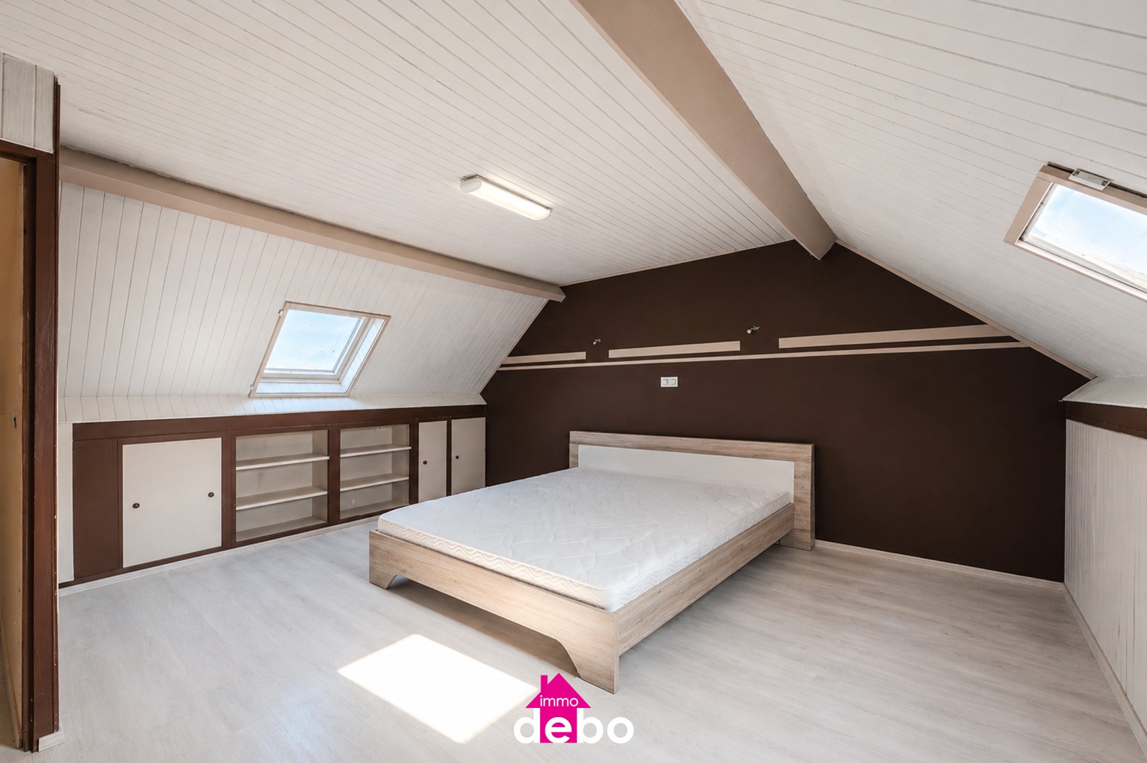 Maison familiale spacieuse et prête à emménager, comprenant 3 chambres, une cuisine ouverte, une salle de bains, une véranda et un jardin ensoleillé, idéalement située à Rekkem.
