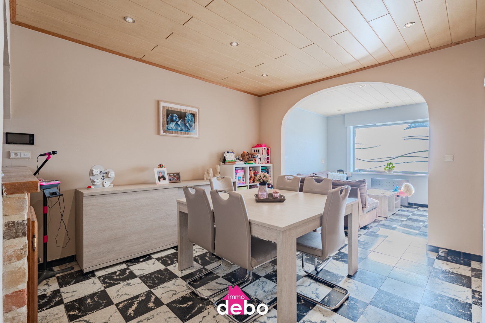 Maison familiale spacieuse et prête à emménager, comprenant 3 chambres, une cuisine ouverte, une salle de bains, une véranda et un jardin ensoleillé, idéalement située à Rekkem.