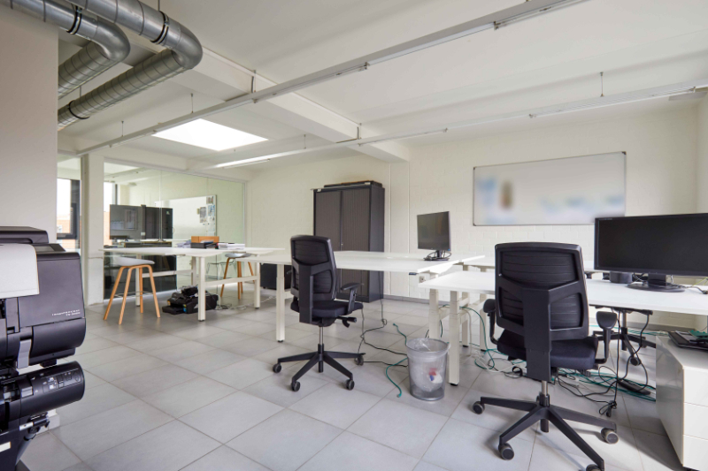 Roeselare-stadsrand : Trendy kantoorruimte van100-125m² in een recent gebouw met mogelijkheid tot huren van autostaanplaatsen.